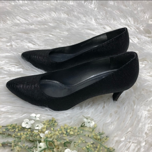 Stuart Weitzman🖤 Textured Pumps - Picture 3 of 6